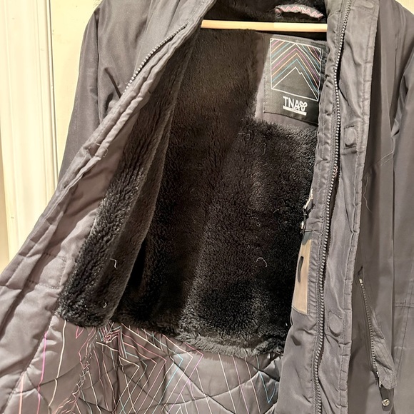 TNA Short Summit Parka by Aritzia (Large) - Picture 3 of 5